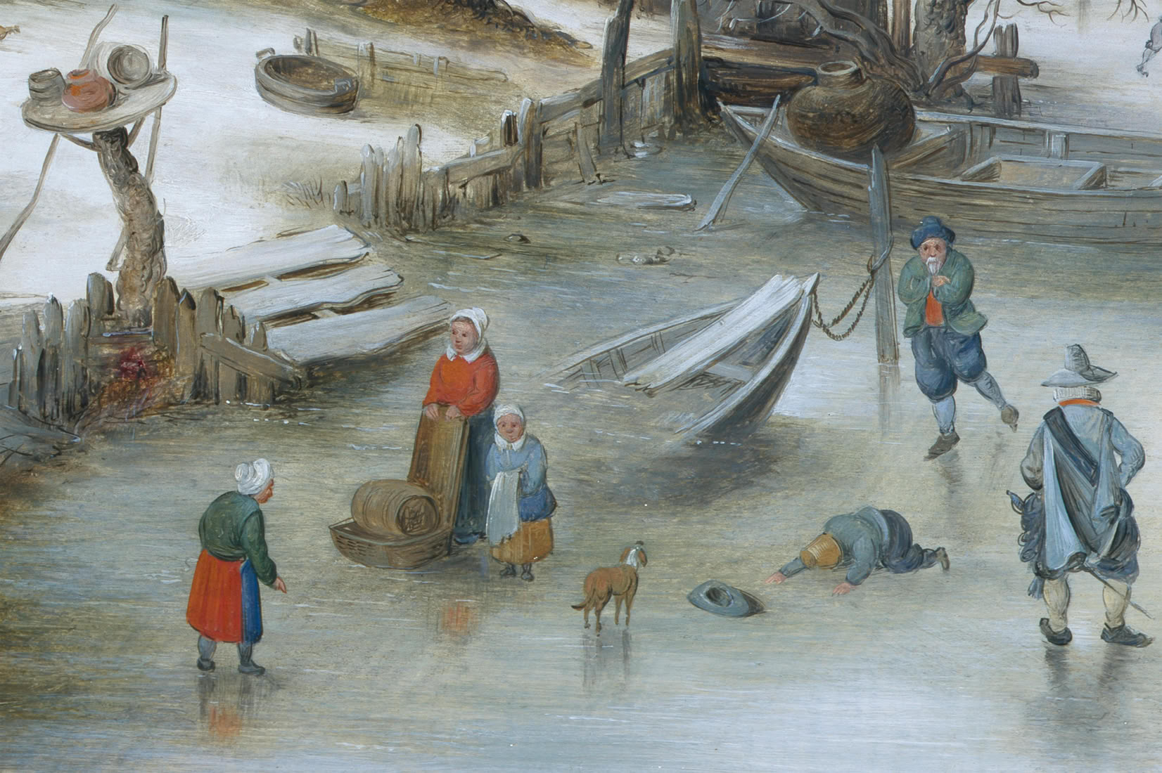 Scène hivernale avec des personnes sur une rivière gelée, un chien, des barques et des bâtiments en arrière-plan.